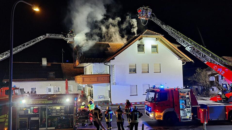 Im Einsatz sind neben den zwei Drehleitern auch eine Drohne. Im Einsatz sind neben den zwei Drehleitern auch eine Drohne.