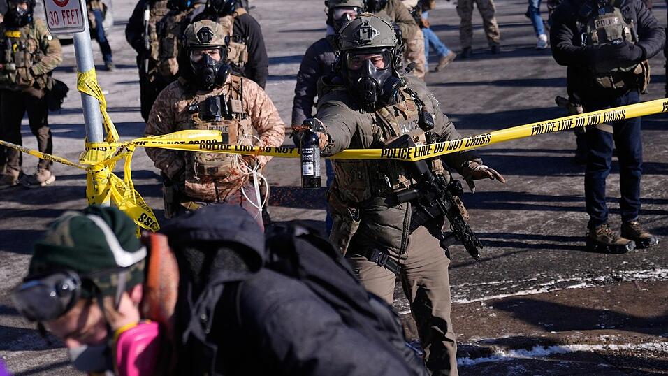 Ein Mann starb durch Schüsse eines Beamten in Minneapolis. Ein Mann starb durch Schüsse eines Beamten in Minneapolis.