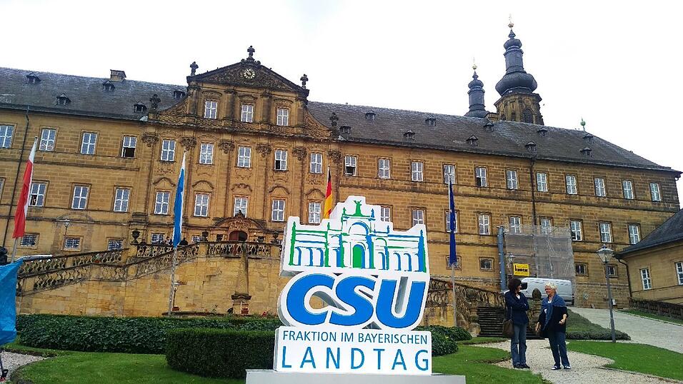 Bei der CSU-Herbstklausur in Banz nehmen die Themen Integrations- und Flüchtlingspolitik eine wichtige Rolle ein. Bei der CSU-Herbstklausur in Banz nehmen die Themen Integrations- und Flüchtlingspolitik eine wichtige Rolle ein.