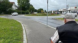 Werner Bauer blickt auf seinen Kreisverkehr - in der Hoffnung, ein besonderes Autokennzeichen zu entdecken.