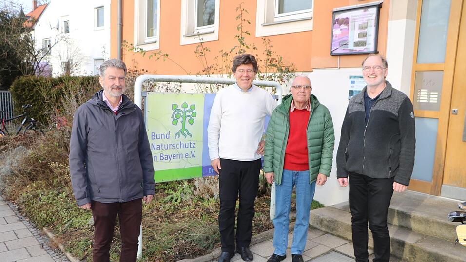 Die Führungsriege des Bund-Kreisverbandes (von links): Albrecht Muscholl-Silberhorn, Raimund Schoberer, Hans Lengdobler und Franz Waldmann, vor der Geschäftsstelle in der Dr.-Johann-Maier-Straße.