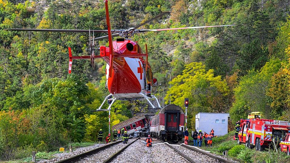 Rettungskräfte sind nach der Kollision zweier Schnellzüge in der Gemeinde Jablonov nad Turnou im Bezirk Roznava im Einsatz.