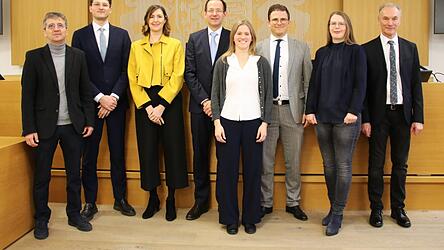 Landgerichtspräsident Dr. Thomas Trautwein (r.) und Amtsgerichtsdirektor Peter Wiesenberger (l.) freuen sich über die Verstärkung an den Deggendorfer Gerichten durch Dardan Gashi (ab 2. v. l.), Kristin Wendler, Dr. Stephan Brunner, Stefanie Moroni, Florian Biermeier und Barbara Streicher. Landgerichtspräsident Dr. Thomas Trautwein (r.) und Amtsgerichtsdirektor Peter Wiesenberger (l.) freuen sich über die Verstärkung an den Deggendorfer Gerichten durch Dardan Gashi (ab 2. v. l.), Kristin Wendler, Dr. Stephan Brunner, Stefanie Moroni, Florian Biermeier und Barbara Streicher.