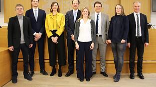 Landgerichtspräsident Dr. Thomas Trautwein (r.) und Amtsgerichtsdirektor Peter Wiesenberger (l.) freuen sich über die Verstärkung an den Deggendorfer Gerichten durch Dardan Gashi (ab 2. v. l.), Kristin Wendler, Dr. Stephan Brunner, Stefanie Moroni, Florian Biermeier und Barbara Streicher. Landgerichtspräsident Dr. Thomas Trautwein (r.) und Amtsgerichtsdirektor Peter Wiesenberger (l.) freuen sich über die Verstärkung an den Deggendorfer Gerichten durch Dardan Gashi (ab 2. v. l.), Kristin Wendler, Dr. Stephan Brunner, Stefanie Moroni, Florian Biermeier und Barbara Streicher.