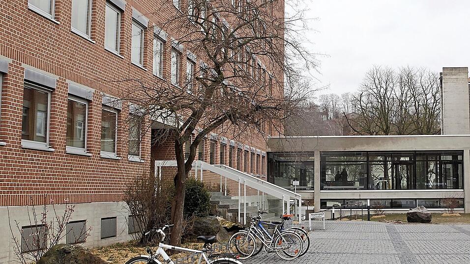 Über einen seit Jahren andauernden Nachbarschaftskonflikt wurde vergangene Woche vor dem Amtsgericht verhandelt. Über einen seit Jahren andauernden Nachbarschaftskonflikt wurde vergangene Woche vor dem Amtsgericht verhandelt.