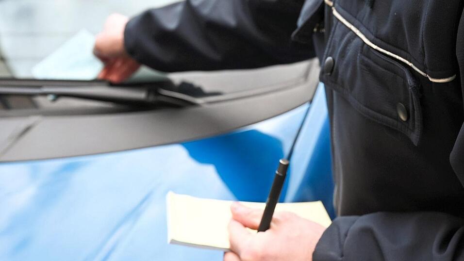 Im Oktober verteilten die Mitarbeiter der Verkehrsüberwachung im Schnitt in Furth zwischen drei und vier Knöllchen - pro Stunde! Damit ist die Grenzstadt Spitzenreiterin in der Statistik des Zweckverbandes. Im Oktober verteilten die Mitarbeiter der Verkehrsüberwachung im Schnitt in Furth zwischen drei und vier Knöllchen - pro Stunde! Damit ist die Grenzstadt Spitzenreiterin in der Statistik des Zweckverbandes.