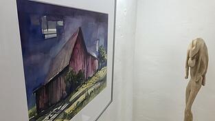 Eine Feldscheune in Aquarell von Günter Haslbeck, daneben der Ziegenträger von Fritz Maier