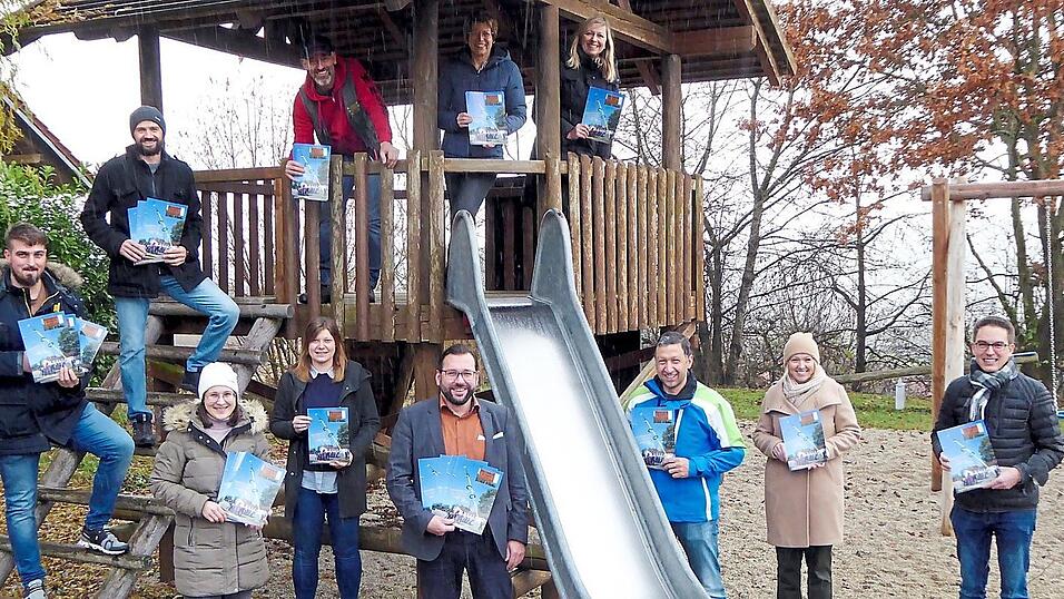 Zusammen mit Bürgermeister Thomas Hieninger präsentieren die Vorsitzenden der Martinsbucher Vereine und Gruppierungen den Infoflyer über das Vereinsleben im Dorf. Zusammen mit Bürgermeister Thomas Hieninger präsentieren die Vorsitzenden der Martinsbucher Vereine und Gruppierungen den Infoflyer über das Vereinsleben im Dorf.