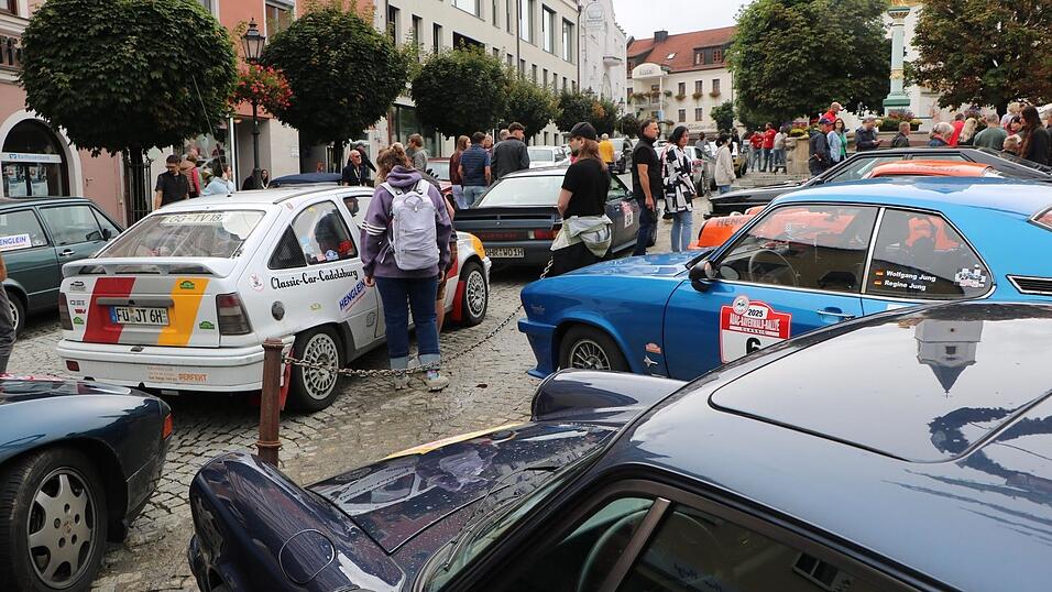 Die Rallyefahrzeuge wurden bei der St.-Veitskirche abgestellt und bestaunt.