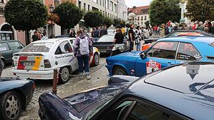 Die Rallyefahrzeuge wurden bei der St.-Veitskirche abgestellt und bestaunt.