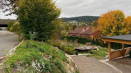 Auf der Rast ist eine Immobilie mit vier Wohnungen geplant - sehr zum Unmut der Nachbarn.