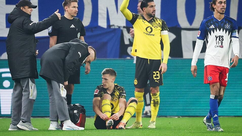 Nico Schlotterbeck (sitzend) hat sich am Fu&szlig; verletzt. (Archivbild)