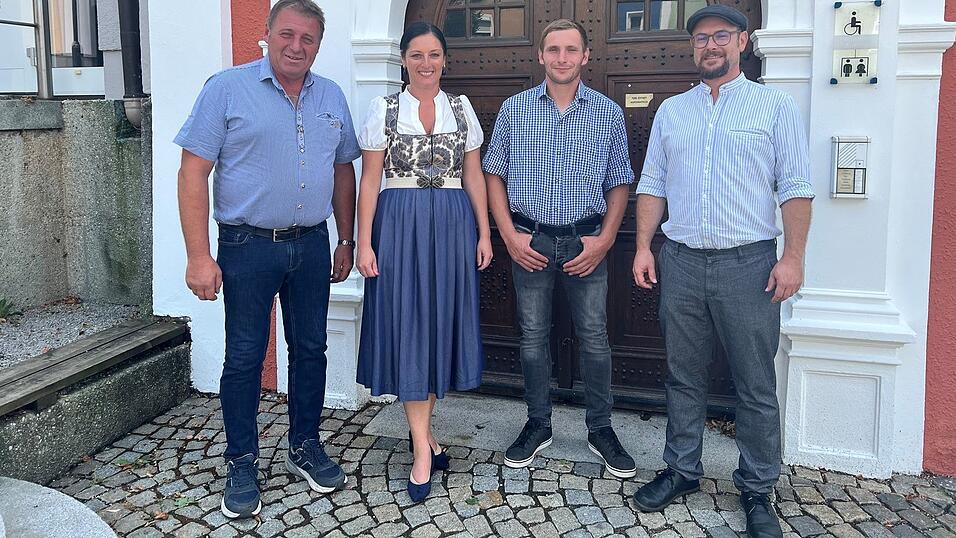 Stellten sich im Mainburger Rathaus vor: Festwirt Reinhard Gschrey (links) und sein Sohn Maximilian (2.v.r.). Bürgermeisterin Karoline Fritz-Ertlmaier und Gallimarkt-Organisator Christoph Kempf (rechts) freuen sich über neue Festwirtsfamilie beim Gallimarkt. Stellten sich im Mainburger Rathaus vor: Festwirt Reinhard Gschrey (links) und sein Sohn Maximilian (2.v.r.). Bürgermeisterin Karoline Fritz-Ertlmaier und Gallimarkt-Organisator Christoph Kempf (rechts) freuen sich über neue Festwirtsfamilie beim Gallimarkt.