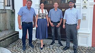 Stellten sich im Mainburger Rathaus vor: Festwirt Reinhard Gschrey (links) und sein Sohn Maximilian (2.v.r.). Bürgermeisterin Karoline Fritz-Ertlmaier und Gallimarkt-Organisator Christoph Kempf (rechts) freuen sich über neue Festwirtsfamilie beim Gallimarkt. Stellten sich im Mainburger Rathaus vor: Festwirt Reinhard Gschrey (links) und sein Sohn Maximilian (2.v.r.). Bürgermeisterin Karoline Fritz-Ertlmaier und Gallimarkt-Organisator Christoph Kempf (rechts) freuen sich über neue Festwirtsfamilie beim Gallimarkt.