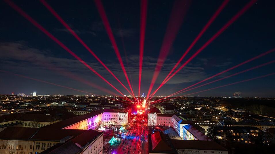 Eine Lasershow statt Feuerwerk gab es auf der Münchner Ludwigstraße 2025 (Archiv). Eine Lasershow statt Feuerwerk gab es auf der Münchner Ludwigstraße 2025 (Archiv).