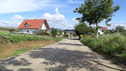 Nach dem Ende der Sommerpause gehen die Arbeiten an der Stra&szlig;enbaustelle in Heidenkam nun weiter.