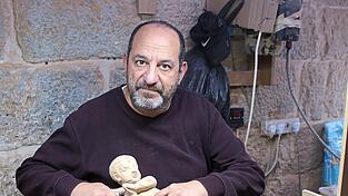 Krippenschnitzer Jack Giacaman in seiner Werkstatt in der Milchgrottengasse.