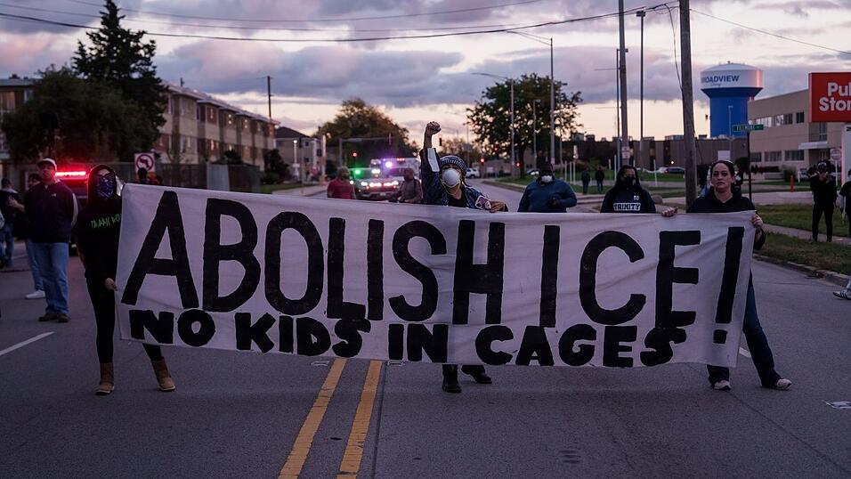 In dem Vorort von Chicago wird seit Wochen gegen das Vorgehen der Einwanderungsbehörde ICE protestiert. (Archivbild) In dem Vorort von Chicago wird seit Wochen gegen das Vorgehen der Einwanderungsbehörde ICE protestiert. (Archivbild)