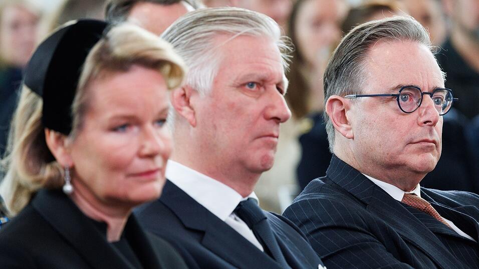 Regierungschef Bart De Wever (r) nahm gemeinsam mit K&ouml;nigin Mathilde und K&ouml;nig Philippe an den Gedenkfeiern teil.