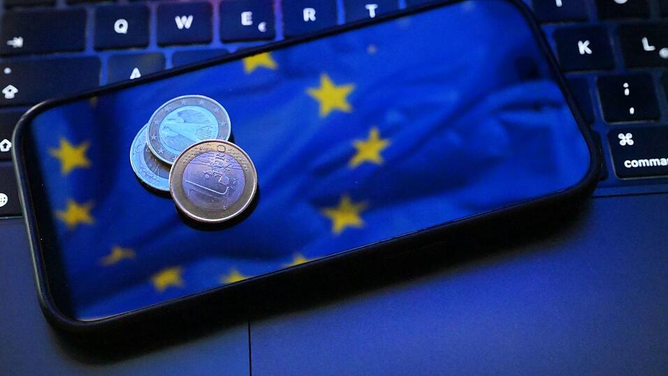 Die Euro-Notenbanken t&uuml;fteln seit Jahren an einer digitalen Variante der europ&auml;ischen Gemeinschaftsw&auml;hrung und peilen eine Einf&uuml;hrung der Alternative zum Bargeld im Jahr 2029 an. (Symbolbild)