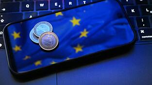 Die Euro-Notenbanken t&uuml;fteln seit Jahren an einer digitalen Variante der europ&auml;ischen Gemeinschaftsw&auml;hrung und peilen eine Einf&uuml;hrung der Alternative zum Bargeld im Jahr 2029 an. (Symbolbild)