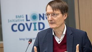 Karl Lauterbach (SPD), Bundesgesundheitsminister, spricht bei einem Runden Tisch für eine bessere Versorgung und bessere Hilfsangebote für Menschen mit langwierigen Beeinträchtigungen nach Corona-Infektionen. Karl Lauterbach (SPD), Bundesgesundheitsminister, spricht bei einem Runden Tisch für eine bessere Versorgung und bessere Hilfsangebote für Menschen mit langwierigen Beeinträchtigungen nach Corona-Infektionen.