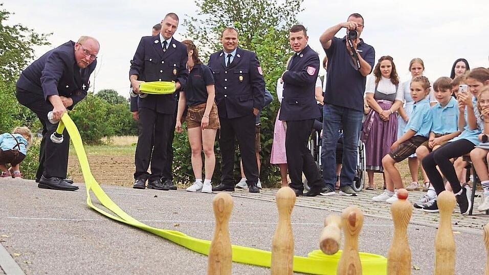 Kegeln mal anders - mit einem geschickt auszurollenden C-Schlauch.