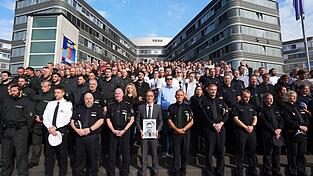 Das saarländische Innenministerium hatte die Polizeibehörden der anderen Länder und des Bundes eingeladen, sich der Gedenkminute anzuschließen. Hier zahlreiche Beamte vor dem Polizeipräsidium in Hamburg.