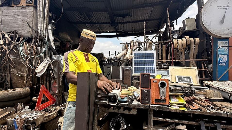 Ein Teil des Elektroschrotts gelangt trotz Exportverboten illegal nach Afrika, etwa als angeblich funktionsfähige Gebrauchtware. Ein Teil des Elektroschrotts gelangt trotz Exportverboten illegal nach Afrika, etwa als angeblich funktionsfähige Gebrauchtware.