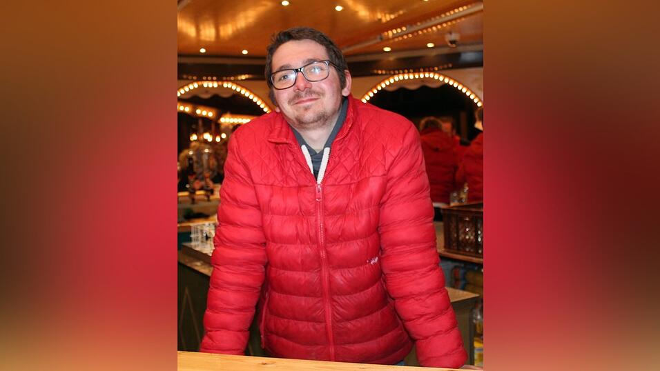 Auch am Samstag, 15. Dezember, strömten wieder etliche Besucher aus Landshut und Umgebung zur Weihnachtspyramide am Alten Viehmarkt. Auch am Samstag, 15. Dezember, strömten wieder etliche Besucher aus Landshut und Umgebung zur Weihnachtspyramide am Alten Viehmarkt.