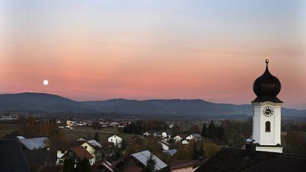 Dieses Bild zeigt den Vollmond im November, er war einer, der auch Riesenmond genannt wird, hier aufgenommen bei Welchenberg.