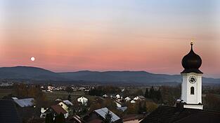 Dieses Bild zeigt den Vollmond im November, er war einer, der auch Riesenmond genannt wird, hier aufgenommen bei Welchenberg. Dieses Bild zeigt den Vollmond im November, er war einer, der auch Riesenmond genannt wird, hier aufgenommen bei Welchenberg.