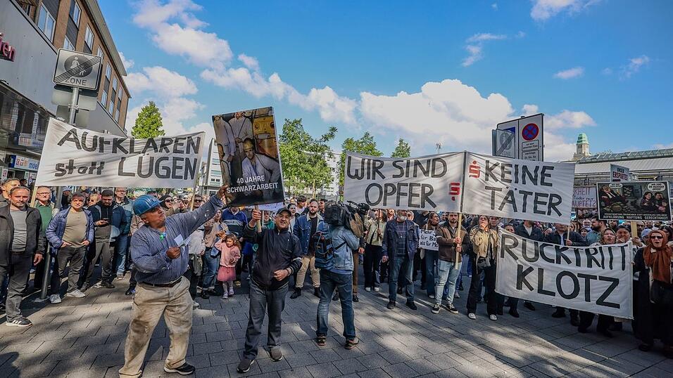 W&uuml;tender Protest von Sparkassenkunden Anfang Mai. Jetzt beginnt die juristische Aufarbeitung des Millionen-Einbruchs. (Archivfoto)