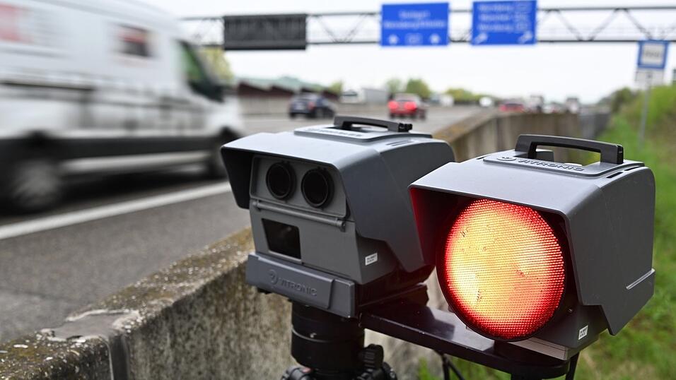 Ein Unbekannter legt Tempomessger&auml;t um und zeigt bei R&uuml;ckfahrt den Mittelfinger - die Polizei ermittelt.