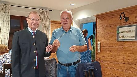 Helmut Willnecker übergab Sepp Lehner ein Geschenk.