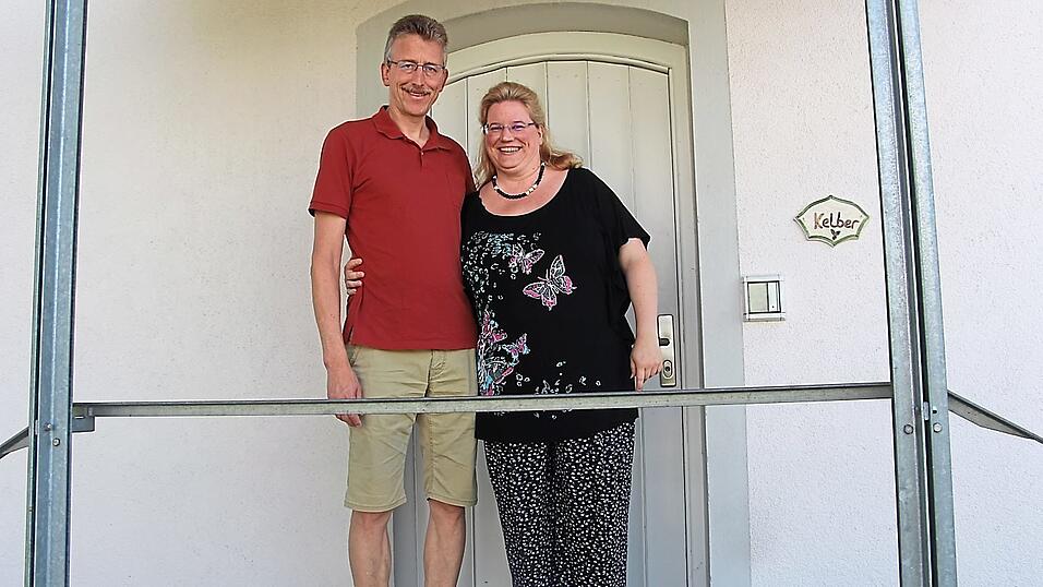 Das Ehepaar Kelber vor dem Pfarrhaus in Viechtach. Das Ehepaar Kelber vor dem Pfarrhaus in Viechtach.