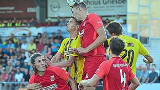 Ende August 2022 standen sich die SpVgg Hankofen (in Rot, hier am Ball: Benedikt Gänger) und die DJK Vilzing letztmals in Vilzing gegenüber. Das Duell der beiden Ostbayern-Rivalen in der Regionalliga endete damals 1:1. Das Rückspiel am 2. Mai 2023 - in Hankofen - konnten die Dorfbuam mit 2:1 für sich entscheiden. Bevor es nach dem Wiederaufstieg Hankofens in der vierten Liga zu weiteren Aufeinandertreffen kommt, absolvieren die SpVgg und die DJK am 30. Juni in PIlsting ein Testspiel gegeneinander.