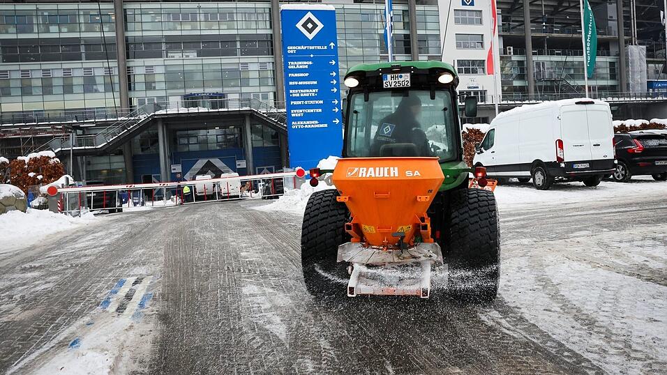 Ein kleines R&auml;um- und Streufahrzeug ist auf dem Parkplatz am Volksparkstadion unterwegs.