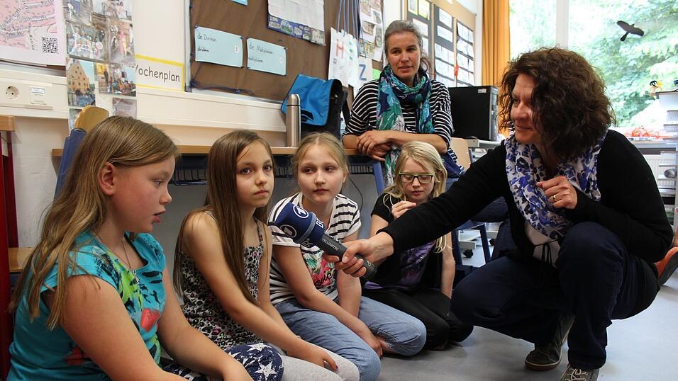 Die Kinder der Grundschule Karl-Heiß in Landshut durften die Kindernachrichten für die Radio-Sendung 'klaro' von Bayern 2 sprechen. Sie erklärten dafür tagesaktuelle Themen. Anschließend durften sie dazu Experten Fragen stellen. (Foto: Sonja Kirchensteiner) Die Kinder der Grundschule Karl-Heiß in Landshut durften die Kindernachrichten für die Radio-Sendung 'klaro' von Bayern 2 sprechen. Sie erklärten dafür tagesaktuelle Themen. Anschließend durften sie dazu Experten Fragen stellen. (Foto: Sonja Kirchensteiner)