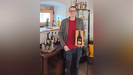 Sebastian G&ouml;llner leitet in Blaibach zusammen mit seiner Frau Katy die Musikschule &bdquo;Mukado&ldquo;. Dar&uuml;ber hinaus ist der 45-j&auml;hrige Musiklehrer leidenschaftlicher Whisky-Sammler.