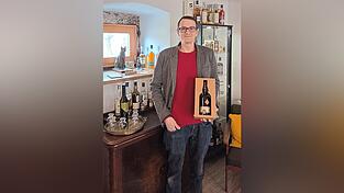 Sebastian G&ouml;llner leitet in Blaibach zusammen mit seiner Frau Katy die Musikschule &bdquo;Mukado&ldquo;. Dar&uuml;ber hinaus ist der 45-j&auml;hrige Musiklehrer leidenschaftlicher Whisky-Sammler.