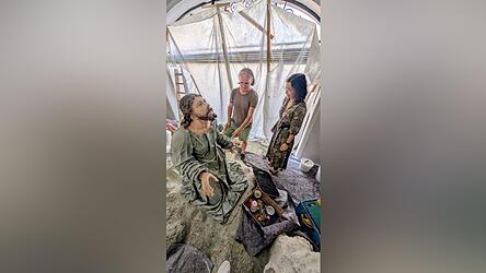 Kirchenpflegerin Michaela Piller machte sich ein Bild der Arbeiten von Restaurator Armin Funk.