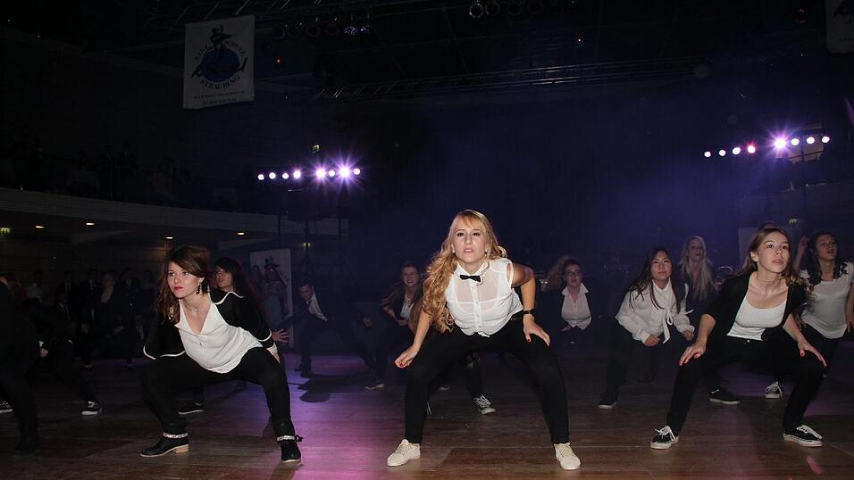 Die Bilder vom Abschlussball der Tanzschule Seidel in der Fraunhofer-Halle am 28. November. Die Bilder vom Abschlussball der Tanzschule Seidel in der Fraunhofer-Halle am 28. November.