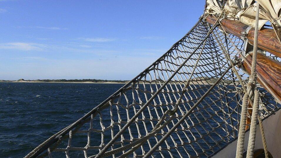 Die Thor Heyerdahl segelt wieder. Das 'Klassenzimmer unter Segeln' (KUS) ist zum vierten Mal unterwegs. 32 Schüler aus Deutschland sind 190 Tage auf dem Atlantik unterwegs. Die Thor Heyerdahl segelt wieder. Das 'Klassenzimmer unter Segeln' (KUS) ist zum vierten Mal unterwegs. 32 Schüler aus Deutschland sind 190 Tage auf dem Atlantik unterwegs.