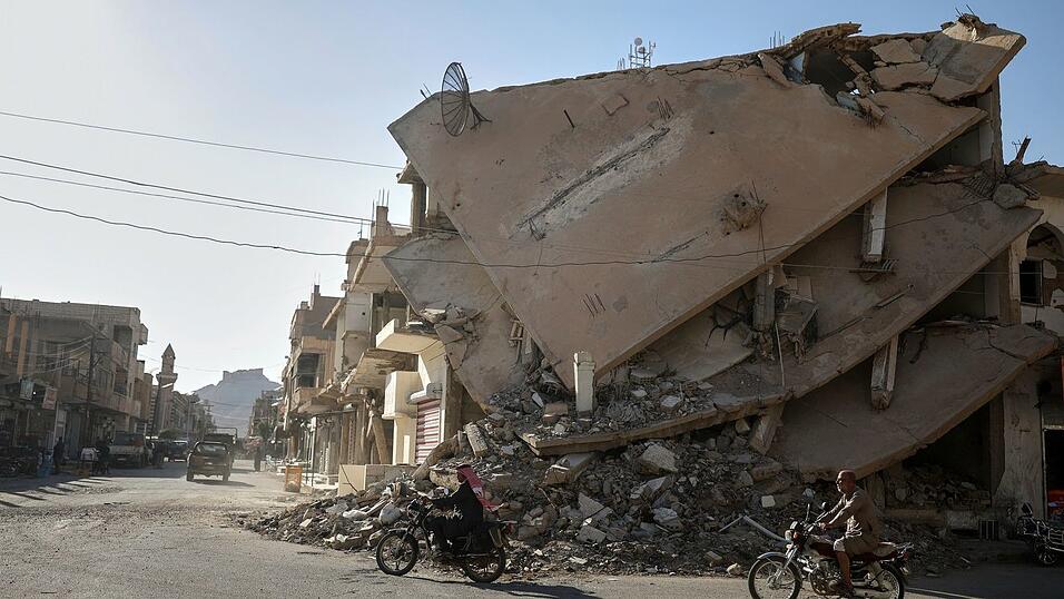 Viele Häuser in Syrien sind im Krieg zerstört worden. Dass jetzt Binnenvertriebene und auch einige Flüchtlinge zurückkehren, sorgt dafür, dass Wohnraum noch knapper wird. (Archivfoto) Viele Häuser in Syrien sind im Krieg zerstört worden. Dass jetzt Binnenvertriebene und auch einige Flüchtlinge zurückkehren, sorgt dafür, dass Wohnraum noch knapper wird. (Archivfoto)
