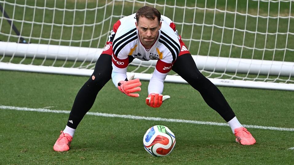 Zwei Jahre ohne Länderspiel, aber mit der Aura des Weltmeisters: Manuel Neuer. Zwei Jahre ohne Länderspiel, aber mit der Aura des Weltmeisters: Manuel Neuer.