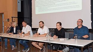 Auf dem Podium standen Rede und Antwort (v.r.) Markus Steiner, Annette Hermann und Josef Mittermeier (alle B&uuml;rgerinitiative), Wassermeister Klaus Frey, B&uuml;rgermeisterin Elisabeth Winklmaier-Wenzl und Gesch&auml;ftsleiter Tobias Weinzierl (verdeckt).