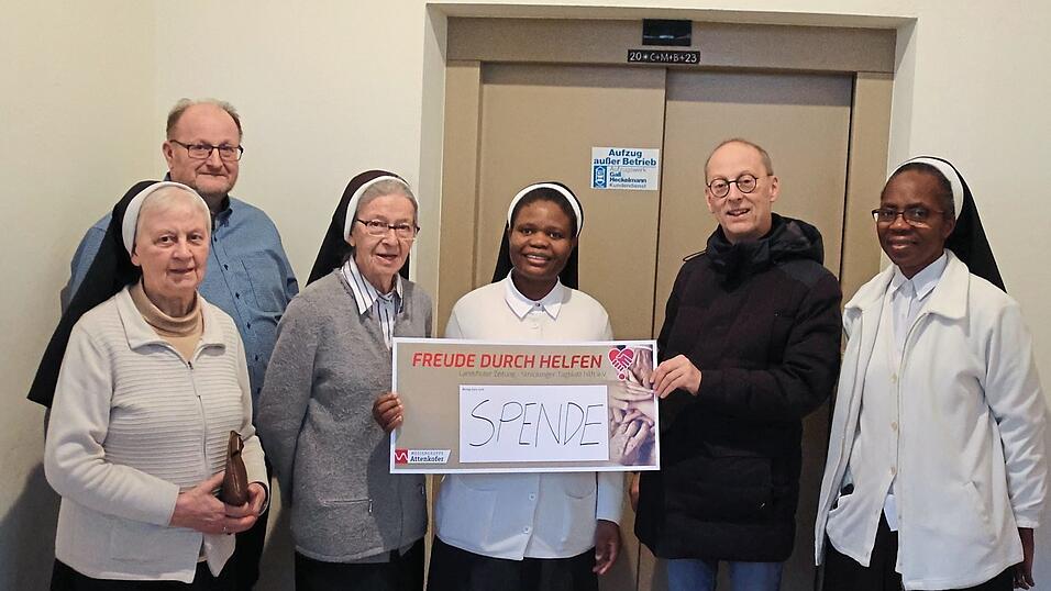 Freude im Kloster der Missionsdominikanerinnen &uuml;ber den symbolischen Scheck aus der Hand des Rodinger Redaktionsleiters Josef Heigl. Er symbolisiert einen stattlichen Betrag aus der Aktion 'Freude durch Helfen' der Mediengruppe Attenkofer.