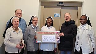 Freude im Kloster der Missionsdominikanerinnen über den symbolischen Scheck aus der Hand des Rodinger Redaktionsleiters Josef Heigl. Er symbolisiert einen stattlichen Betrag aus der Aktion 'Freude durch Helfen' der Mediengruppe Attenkofer. Freude im Kloster der Missionsdominikanerinnen über den symbolischen Scheck aus der Hand des Rodinger Redaktionsleiters Josef Heigl. Er symbolisiert einen stattlichen Betrag aus der Aktion 'Freude durch Helfen' der Mediengruppe Attenkofer.