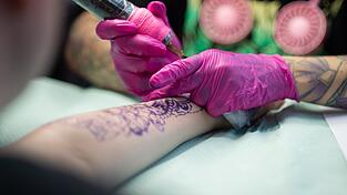 Die vermeintliche Heilpraktikerin betrieb je ein Tattoo-Studio in Bodenkirchen und Wörth. Eine Betroffene berichtet unserer Redaktion von langem Nachbluten aufgrund der unsauberen Arbeit; andere Kunden mussten laut Polizei sogar ins Krankenhaus. (Symbolbild) Die vermeintliche Heilpraktikerin betrieb je ein Tattoo-Studio in Bodenkirchen und Wörth. Eine Betroffene berichtet unserer Redaktion von langem Nachbluten aufgrund der unsauberen Arbeit; andere Kunden mussten laut Polizei sogar ins Krankenhaus. (Symbolbild)